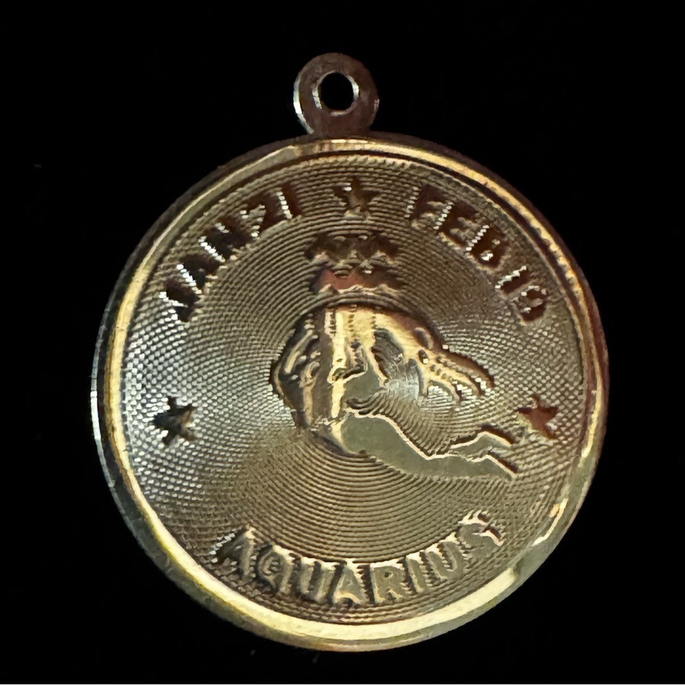 Vintage 14k yellow gold Aquarius pendant charm (112)